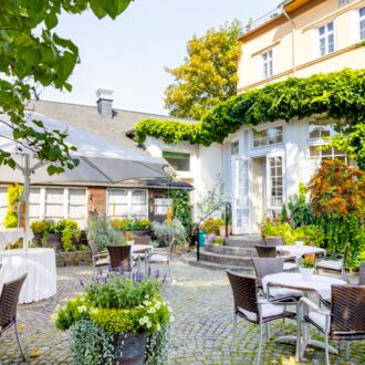 Direkter Blick vom Innenhof auf den Wintergarten